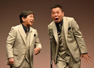 　漫才を披露する「爆笑問題」の田中裕二（左）と太田光＝東京都内