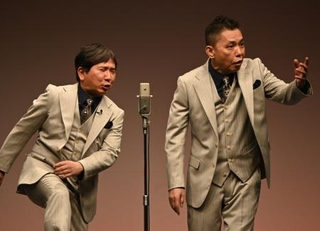 　漫才を披露する「爆笑問題」の田中裕二（左）と太田光＝東京都内