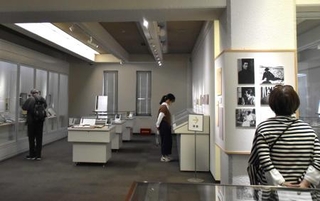 　「北原白秋生誕１４０年　白秋万華鏡」の展示風景＝東京都目黒区の日本近代文学館