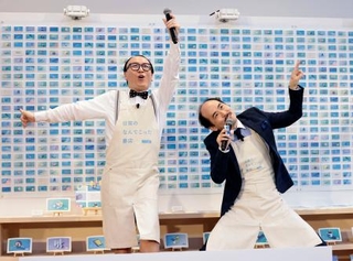 　イベントに登場した「トレンディエンジェル」のたかし（左）と斎藤司＝２４日、東京都渋谷区