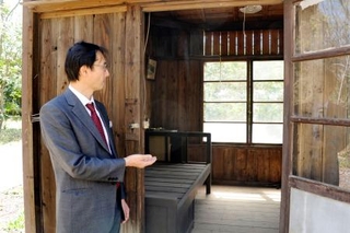 　外気舎記念館の内部を紹介する清瀬市郷土博物館の東野豊秋館長＝東京都清瀬市