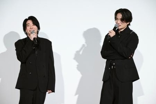　舞台あいさつに登場した大森元貴（左）と菊池風磨＝東京都千代田区