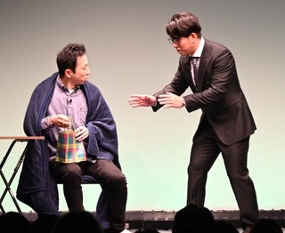 　コントを披露する「シティホテル３号室」の亮太（左）と押田＝東京都内