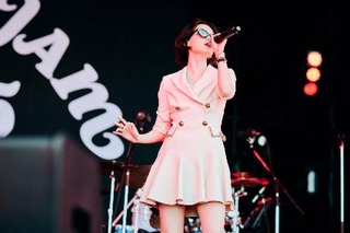 　パフォーマンスする平手友梨奈（ＪＡＰＡＮ　ＪＡＭ　２０２５）