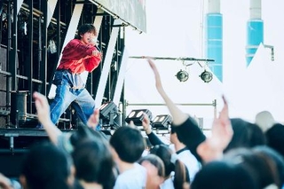 　熱唱するＡＫＡＳＡＫＩ（ＪＡＰＡＮ　ＪＡＭ　２０２５）