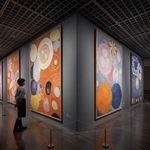 　アフ・クリントの大型絵画「１０の最大物」の展示風景＝東京・竹橋（撮影：三吉史高）（提供写真）