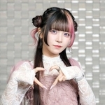 　指でハートのポーズを取る川口莉奈