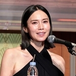 　記者会見に登場した中谷美紀＝４日、東京都港区