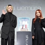 　発表会に出席したＡｙａｓｅ（左）とｉｋｕｒａ＝８日、東京都千代田区