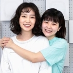 　仲の良さを見せる清水くるみ（左）と田村芽実