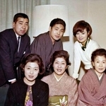 　後列右から反時計回りに浜木綿子、三代目市川猿之助、弟で後の四代目市川段四郎、浜の妹、高杉早苗（猿之助らの母）、浜の母＝１９６５年１２月ごろ、東京都内の浜の自宅