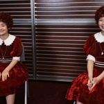 アニーを演じる丸山果里菜（左）と小野希子
