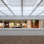 　「リビング・モダニティ　住まいの実験　１９２０ｓ-１９７０ｓ」展示風景（国立新美術館　２０２５年）。会場に再現されたル・コルビュジエの水平窓（撮影：福永一夫）（提供写真）