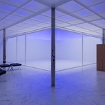 　「リビング・モダニティ　住まいの実験　１９２０ｓ-１９７０ｓ」展示風景（国立新美術館　２０２５年）。会場に実現されたミースのロー・ハウス（撮影：福永一夫）（提供写真）