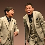 　漫才を披露する「爆笑問題」の田中裕二（左）と太田光＝東京都内