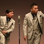 　漫才を披露する「爆笑問題」の田中裕二（左）と太田光＝東京都内