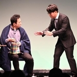 　コントを披露する「シティホテル３号室」の亮太（左）と押田＝東京都内