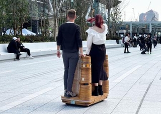 　街を行き交う自動走行モビリティー＝東京都港区