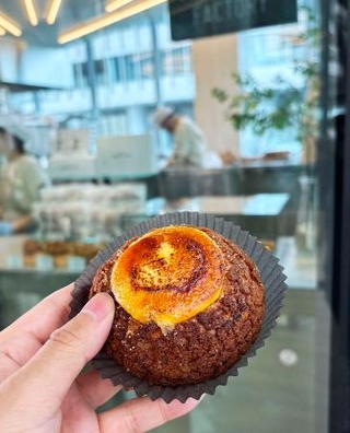 　「メゾン　クラシック　ファクトリー」のブリュレシュークリーム＝東京都港区