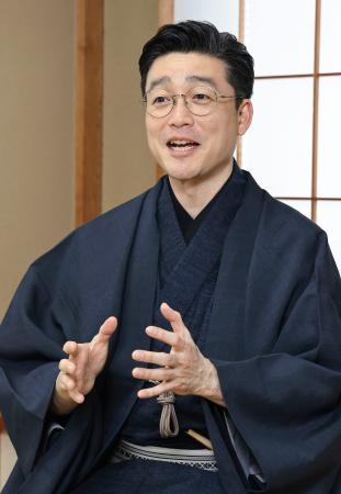 　「新橋芸者には、舞台に立てる喜びを爆発させてほしい」と話す尾上菊之丞さん＝東京都中央区