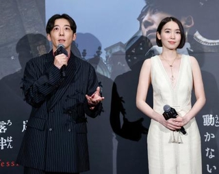 　イベントに登場した高橋一生（左）と飯豊まりえ＝東京都港区