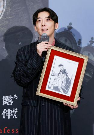 　荒木飛呂彦が描いたイラストを手にする高橋一生＝東京都港区