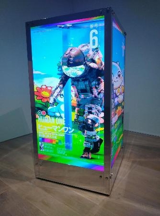 　ビープル「ヒューマン・ワン」はネット上で日々アップデートされ続けているシリーズ。背景を日本風にした第６章が、初めて展示空間に登場した＝東京・六本木の森美術館