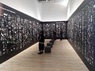 　ケイト・クロフォード、ヴラダン・ヨレル「帝国の計算：テクノロジーと権力の系譜　１５００年以降」（インクジェットプリント、ビニールシート）の展示風景＝東京・六本木の森美術館