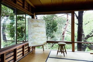 　木造一軒家に展示されたアンティークの椅子やアート作品＝東京・東五反田（ｐｈｏｔｏ：Ｙｕｋｉ　Ｏｇａｗａ）（提供写真）