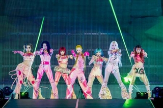 　東京ドームの舞台に立つＸＧの（左から）ＨＡＲＶＥＹ、ＣＨＩＳＡ、ＪＵＲＩＮ、ＣＯＣＯＮＡ、ＨＩＮＡＴＡ、ＭＡＹＡ、ＪＵＲＩＡ