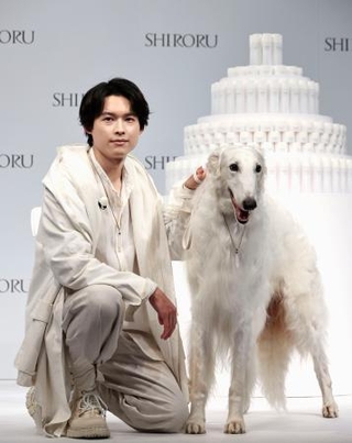 　共演した犬と共にＣＭ発表会に登場した松村北斗＝５月１９日、東京都中央区