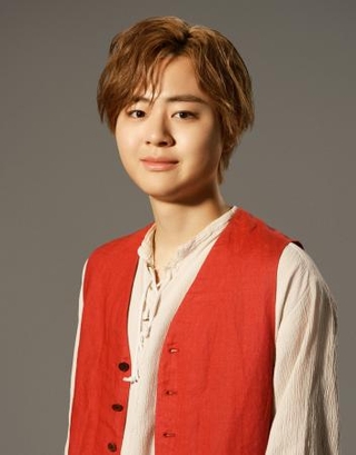 　舞台ではアクロバットを披露する場面も。「グループでは『できて当たり前』だけど、この現場ではみんなが褒めてくれてうれしい」と岡佑吏