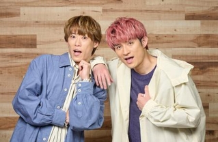 　仲良くポーズを取る越岡裕貴（左）と松崎祐介