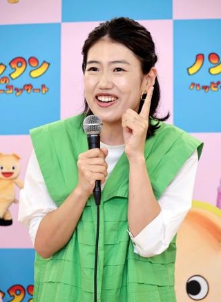 　記者会見に登場した横沢夏子＝東京都新宿区