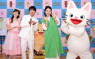 　記者会見に登場した（左から）のだこころ、石田明、横沢夏子＝東京都新宿区