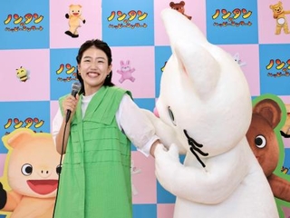 　記者会見にノンタンと共に登場した横沢夏子＝東京都新宿区