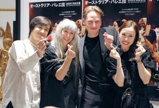 　会見に出席したシルビー・ギエム（左から２人目）と近藤亜香（右端）ら
