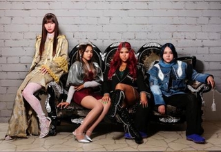 　東京レインボープライドのイベントで総合司会を務める「午前０時のプリンセス」の（左から）聖秋流さん、ｍｏｍｏｈａｈａさん、ジェシカさん、大内アイミさん（提供写真）