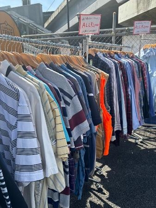 　下北沢駅前での古着市（資料、提供写真）