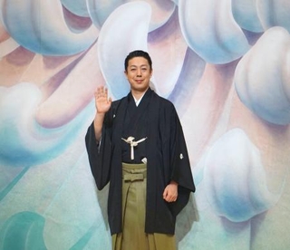 　祝幕の前に立つ八代目尾上菊五郎＝５月２９日、東京都中央区の歌舞伎座