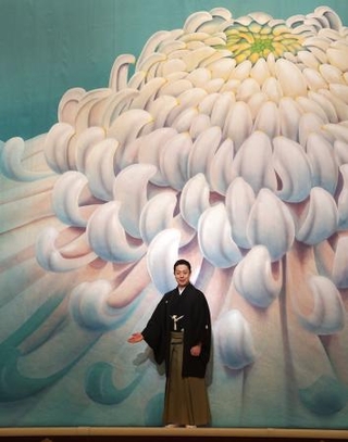 　祝幕を披露する八代目尾上菊五郎＝５月２９日、東京都中央区の歌舞伎座