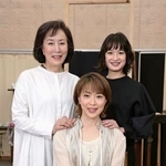 　舞台「陽気な幽霊」の稽古に臨む（左から）高畑淳子、若村麻由美、門脇麦＝東京都新宿区