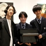 　昨年「かてぃんピアノ」を借りた高校生たちと写真に収まる角野隼斗＝東京都内