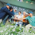 　日比谷公園大音楽堂で恒例の「グリーンパラダイス」のステージに臨む南こうせつら＝５月４日、東京都千代田区
