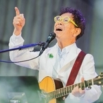 　日比谷公園大音楽堂で歌う南こうせつ＝５月４日、東京都千代田区