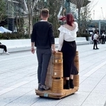 　街を行き交う自動走行モビリティー＝東京都港区