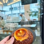 　「メゾン　クラシック　ファクトリー」のブリュレシュークリーム＝東京都港区