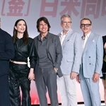 　記者会見に登場した（左から）グレッグ・ターザン・デイビス、ヘイリー・アトウェル、トム・クルーズ、クリストファー・マッカリー監督、サイモン・ペッグ、ポム・クレメンティエフ＝５月７日、東京都港区