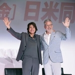 　記者会見に登場したトム・クルーズ（左）とクリストファー・マッカリー監督＝５月７日、東京都港区