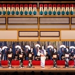 　２０２４年５月に開かれた「第９９回東をどり」でフィナーレの踊りを披露する新橋芸者。小いくさん（左から６人目）が男役を務める＝東京都中央区の新橋演舞場